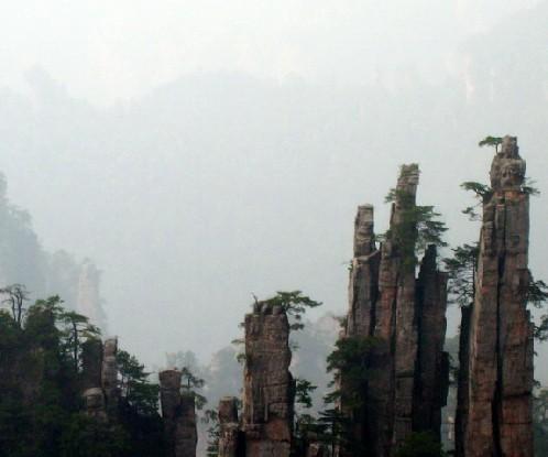 煙霧繚繞的天子山